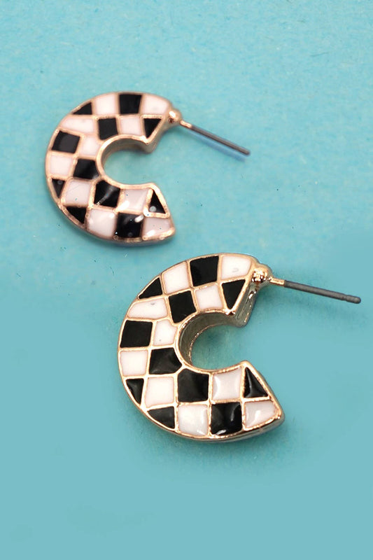 DOUBLE SIDED CHECKER DESIGN HOOP EARRINGS | 80E61056